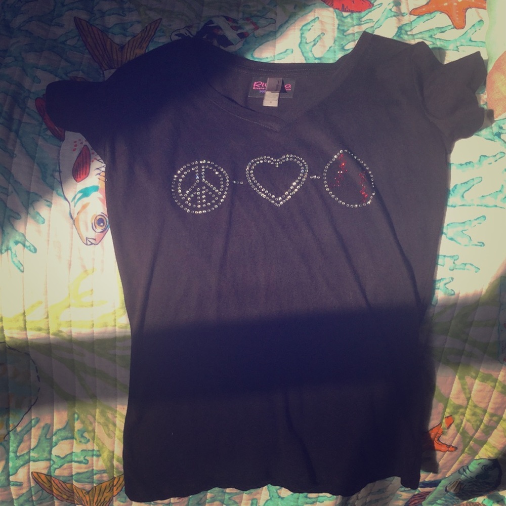 I’m selling a black shirt