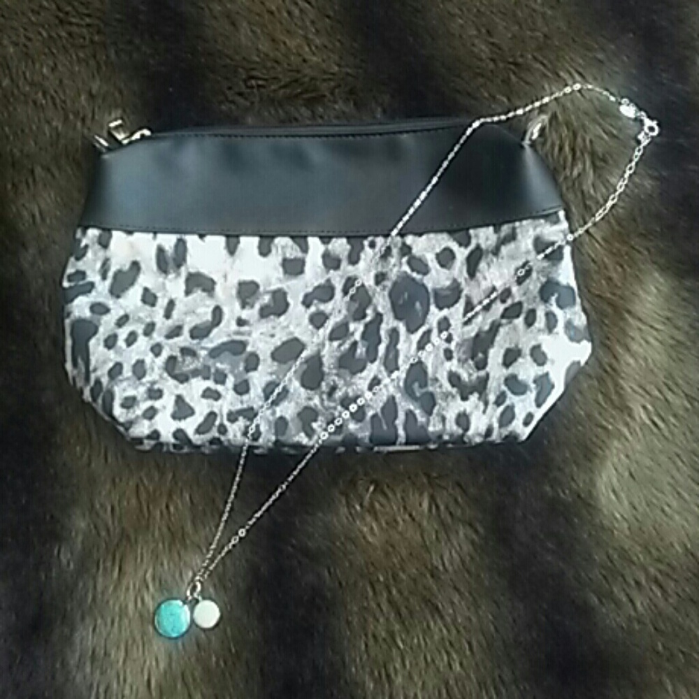 Leopard hand purse
