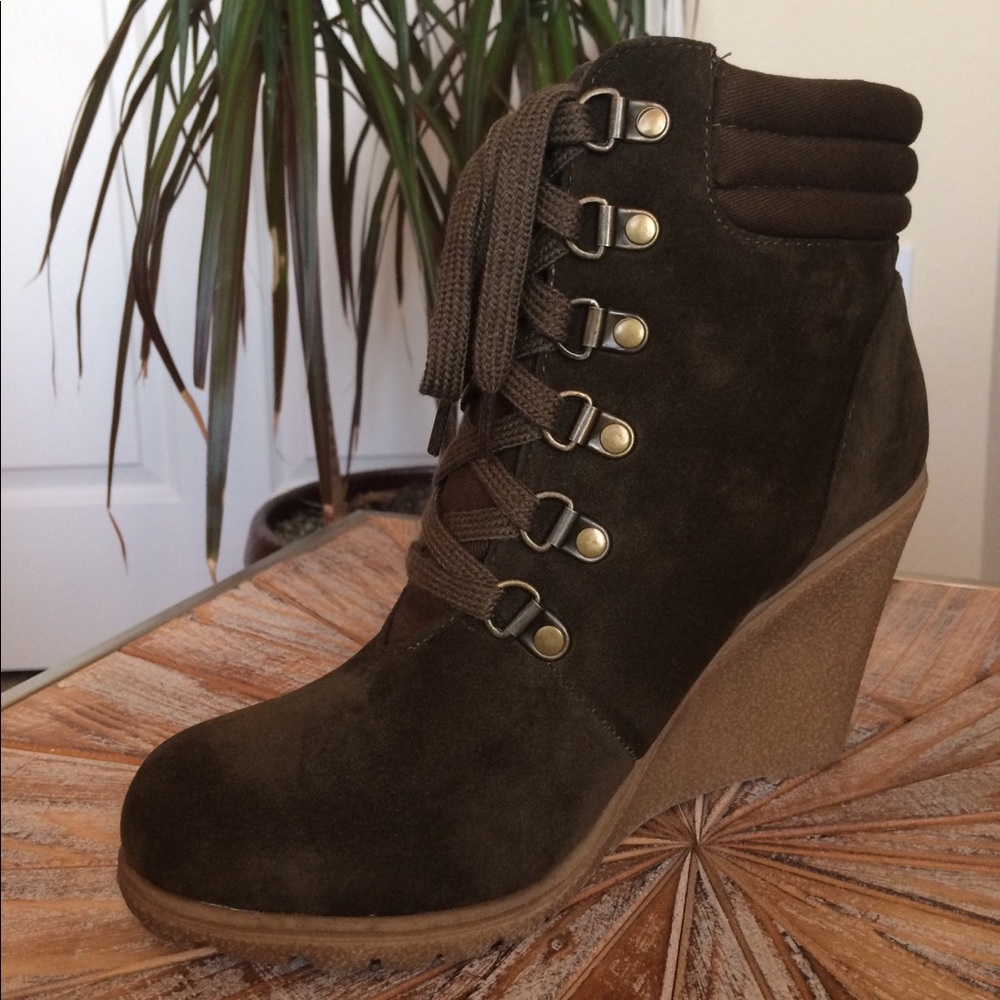 NIB 10 Shoe Dazzle Olive Faux Suede Wedge Booties - Picture 3 of 8