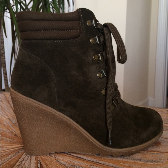 NIB 10 Shoe Dazzle Olive Faux Suede Wedge Booties - Picture 2 of 8