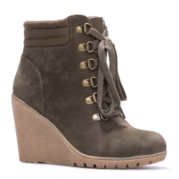 NIB 10 Shoe Dazzle Olive Faux Suede Wedge Booties - Picture 4 of 8