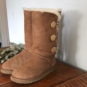 Like New Bailey Button Triplet UGGs