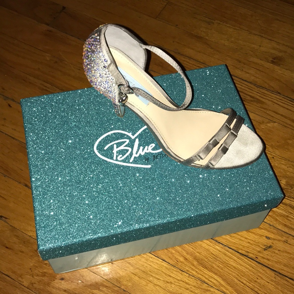 🎉Price Drop $15 Betsy Johnson Silver Satin Bow.