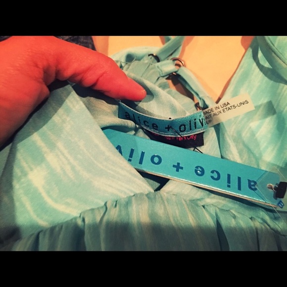 💕Alice & Olivia Sexy Silk Turquoise Halter top - Picture 3 of 5