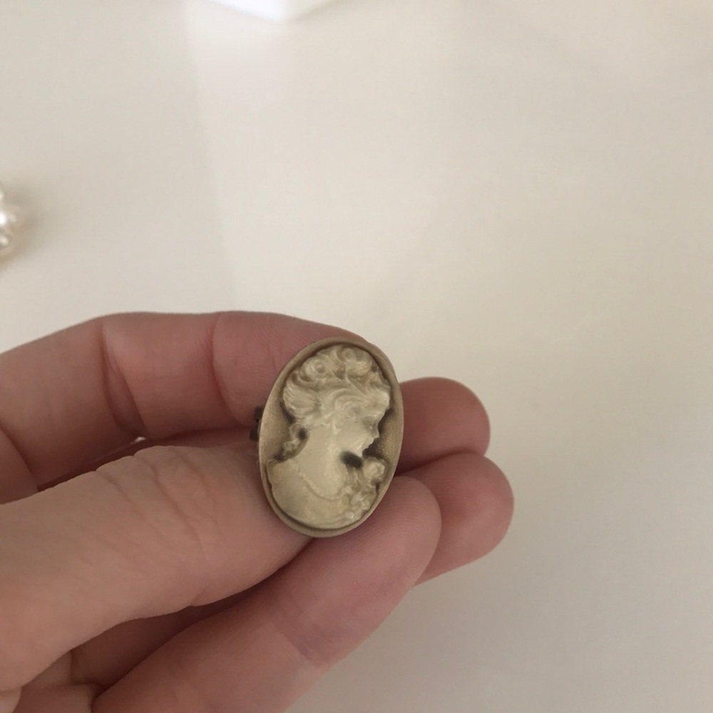 Adjustable resin cameo ring.