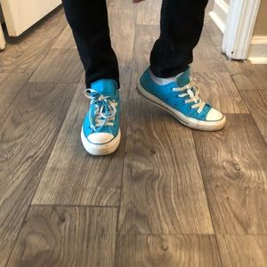 Low top royal blue converse!