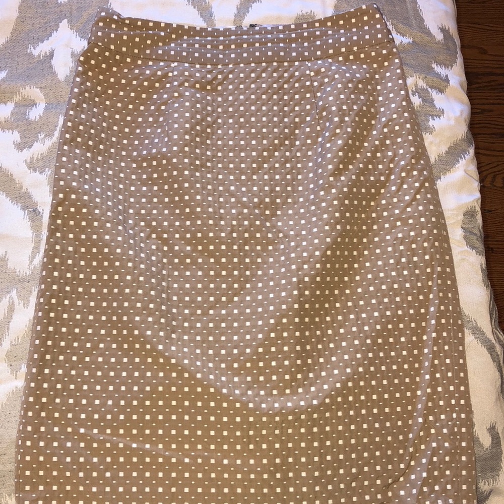 beige and white banana republic pencil skirt