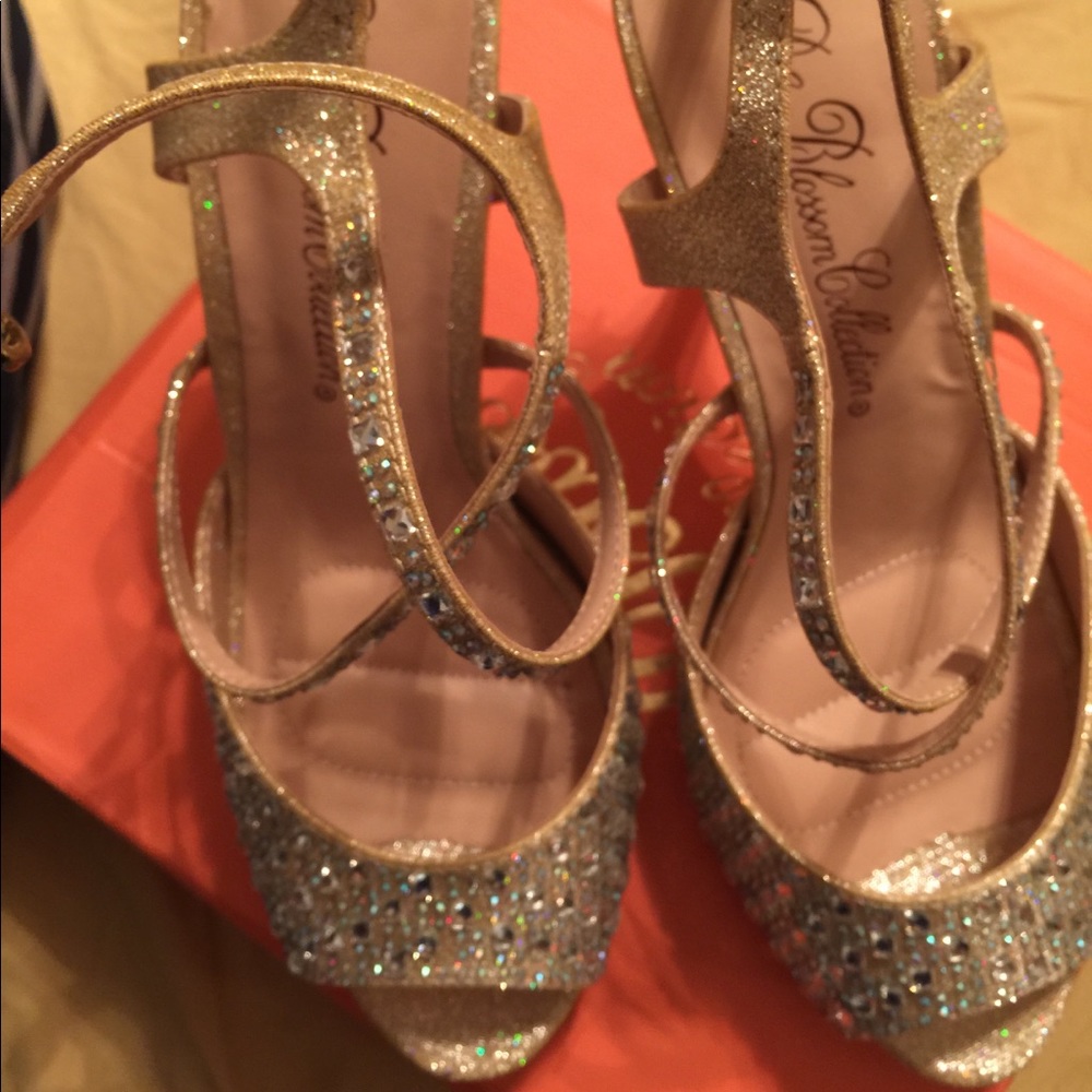 Gold dazzling heels w/ glitter