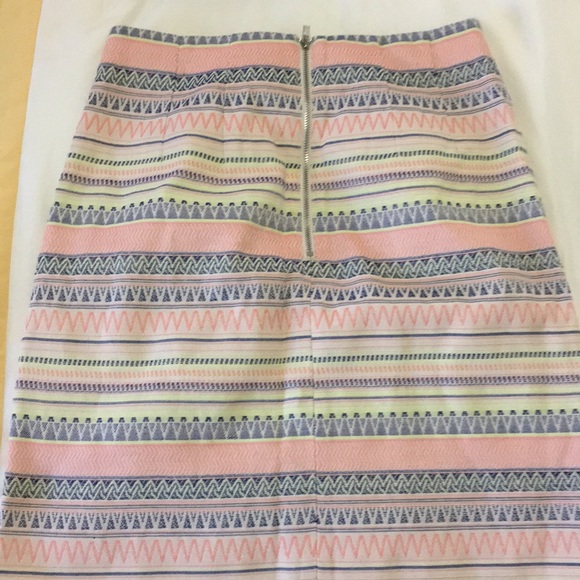 Skirt brand : LOFT  Nicely fitted skirt - Picture 2 of 5