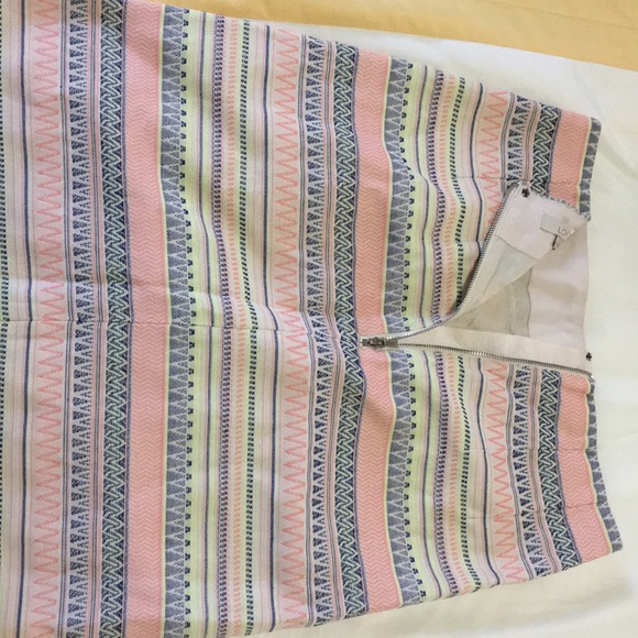 Skirt brand : LOFT  Nicely fitted skirt - Picture 4 of 5