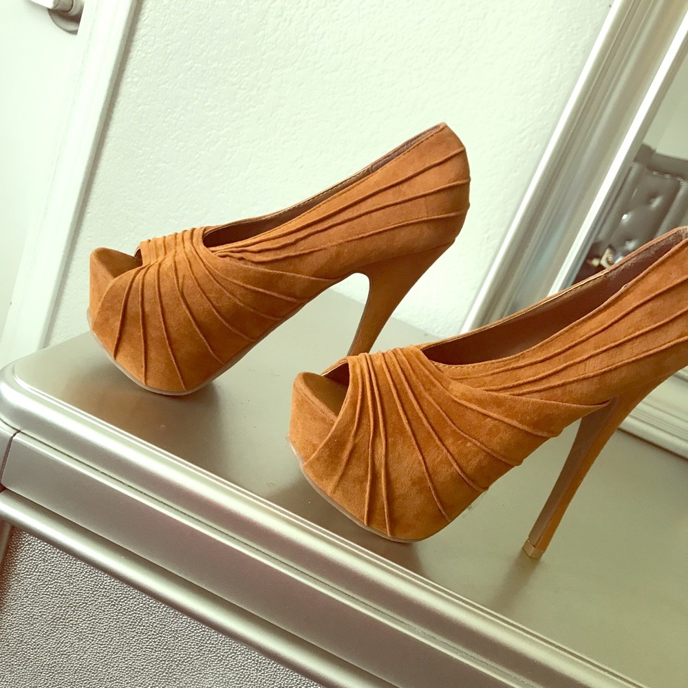 Beautiful Camel Brown Kiss & Tell heels
