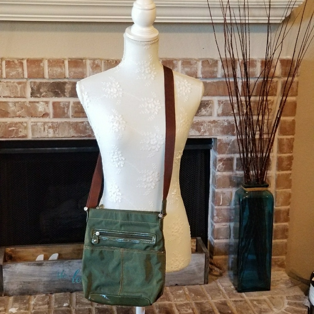 🛍Liz Claiborne Olive Crossbody 💗🛍
