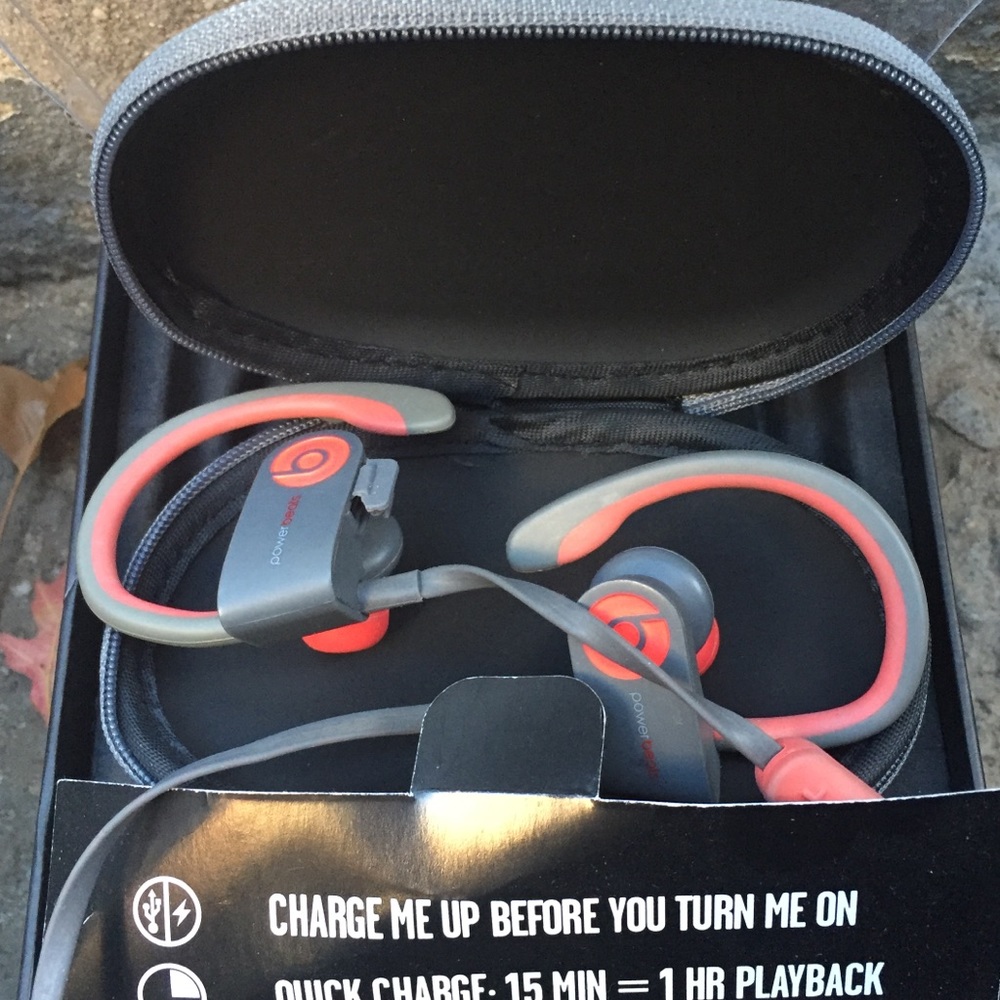 Powerbeats2 wires-less headphones (by DRE)