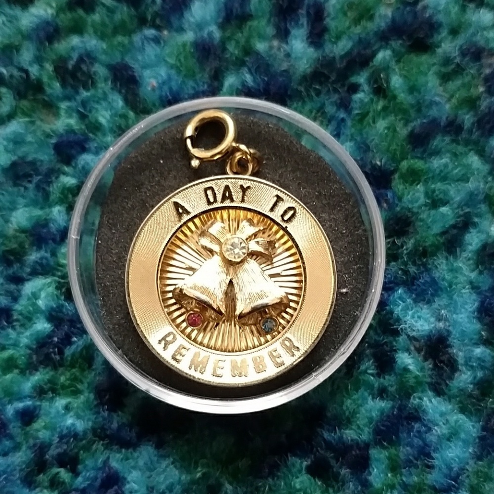 Gold filed charm "A day to remember"