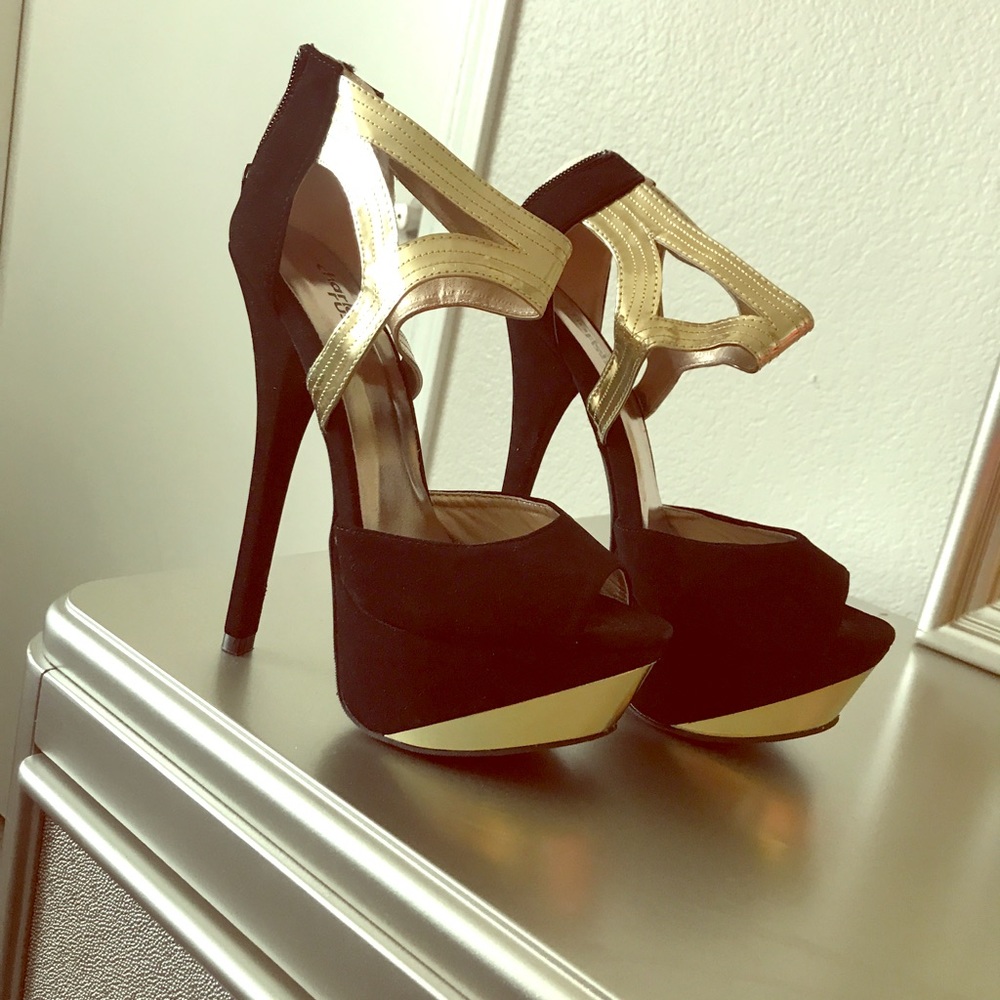 Black & Gold Heels🌗🌟