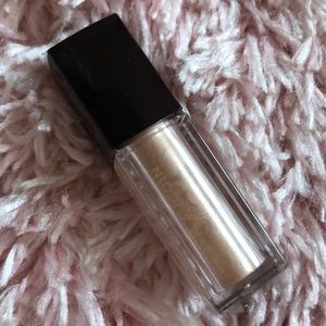 Kevin Aucoin loose shimmer shadow