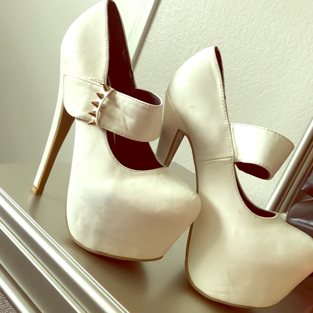White Baby Doll Heels😇