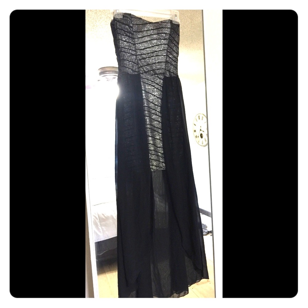 Stunning chic dress! 🎉Size Small Brand: Cameo✨💫