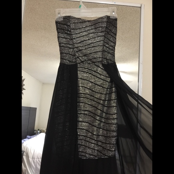 Stunning chic dress! 🎉Size Small Brand: Cameo✨💫 - Picture 2 of 3