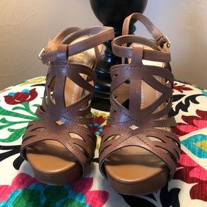 Guess tan size 6.5 pumps.