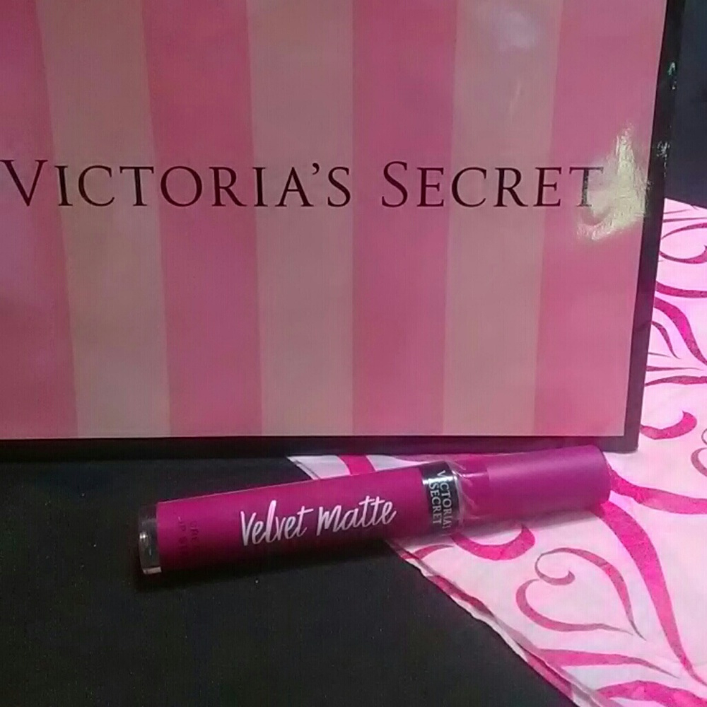 NEW! Victoria's Secret Velvet Matte- Scandalous