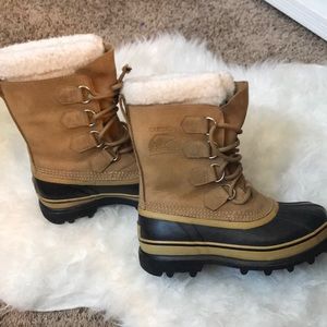SOREL CARIBOU BOOTS EUC