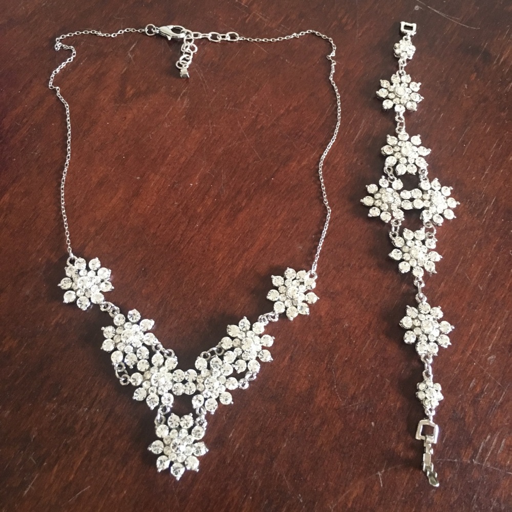 Necklace + bracelets set