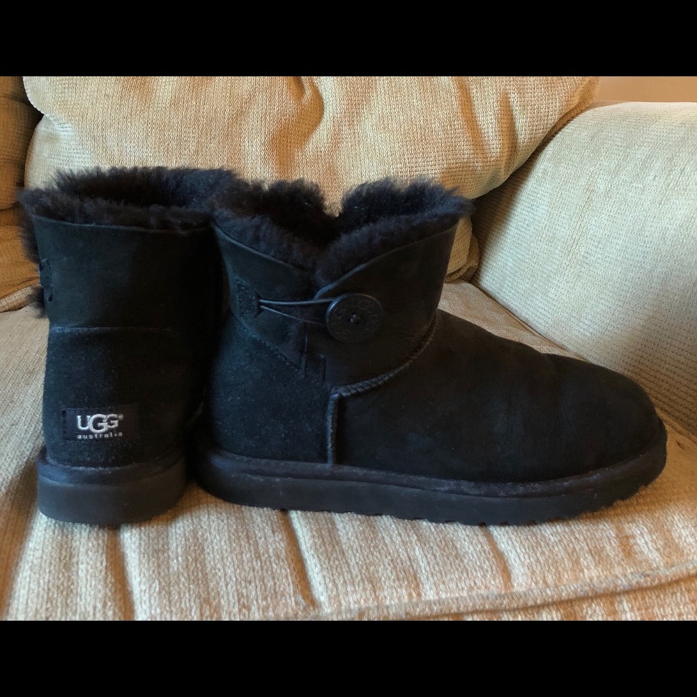 Black UGG Mini Bailey Button II, size 9‼️