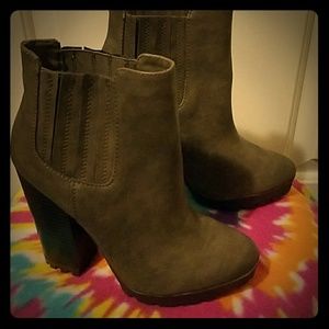 NWOT- Gray boots- Sz 7