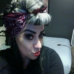 Meet your Posher, Gloria