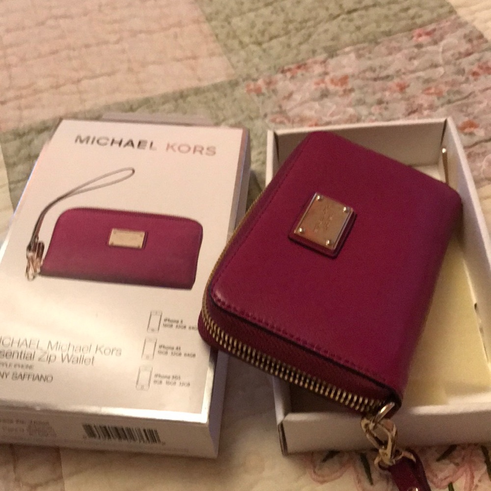 Michael Kors  zip wallet wristlet