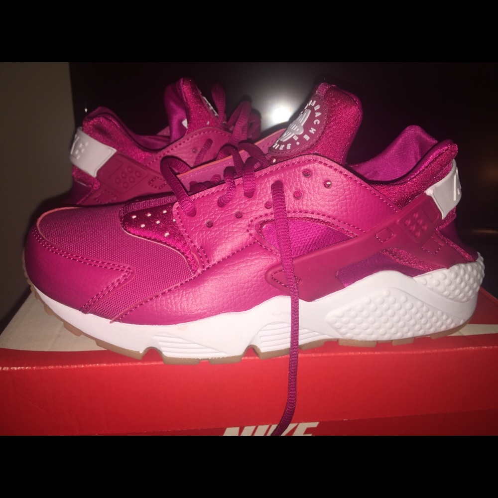 Women Nike huraches- Never worn!