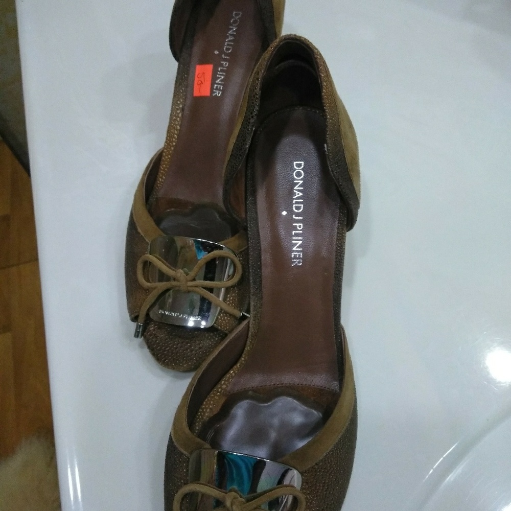 Donald J Pliner Swede Shoes- 8.5