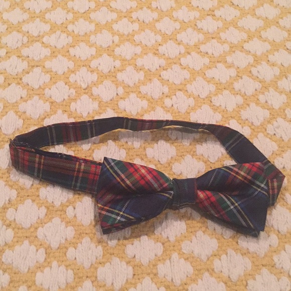 Boy's Izod Plaid Bow Tie - Picture 1 of 5
