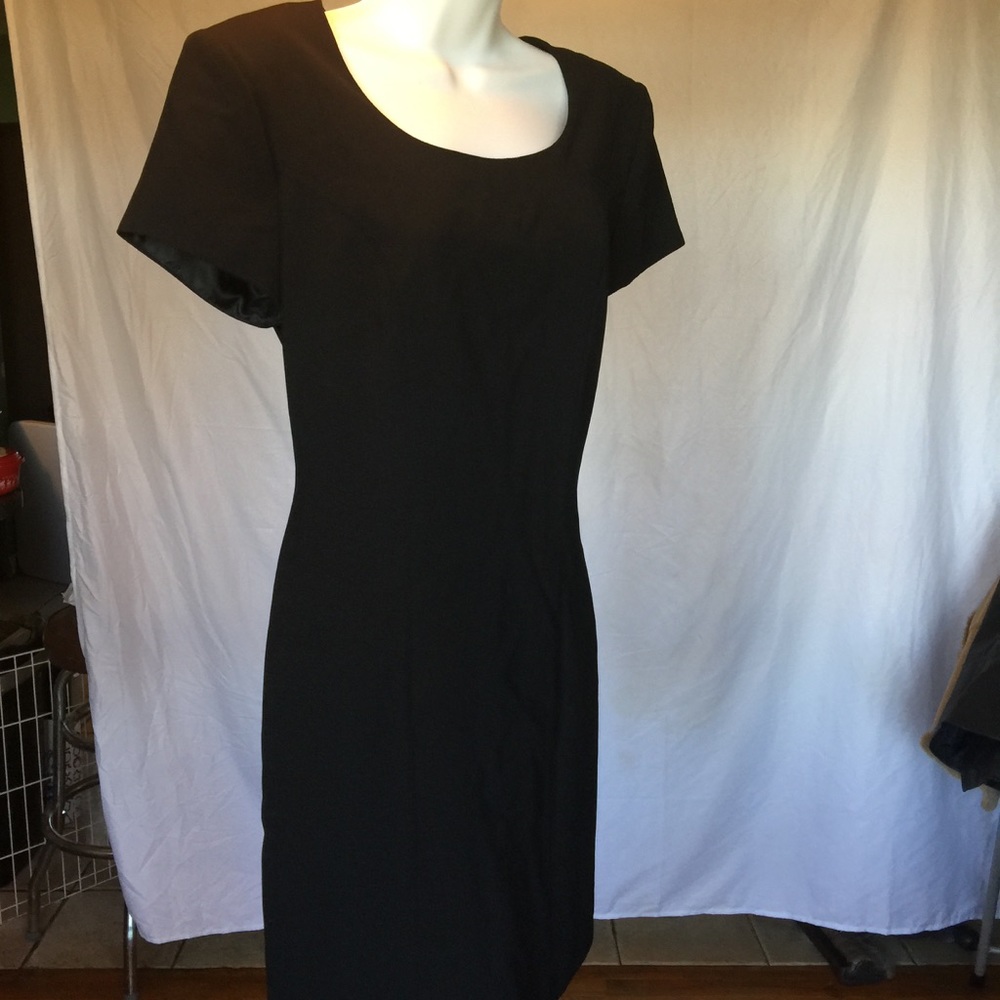 Little black dress. Short sleeve. 8P