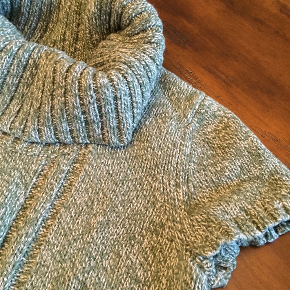 Heathered green belted short sleeve tunic sweater