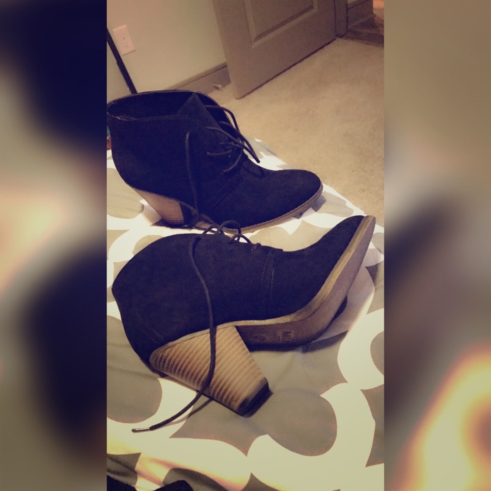 MIA size 9 lace up booties