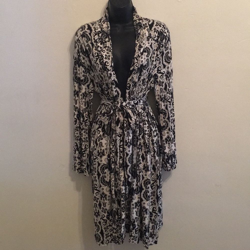 Soma black and white robe