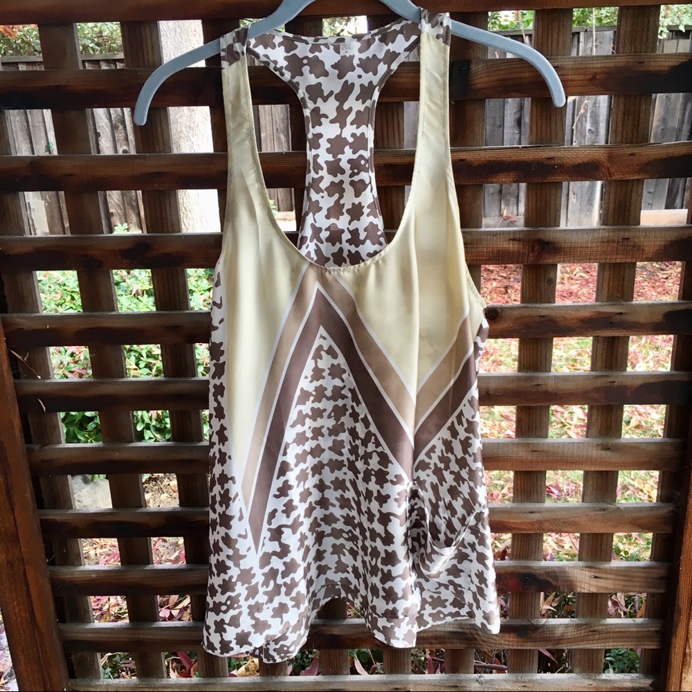 Geometric flowy tank with pocket