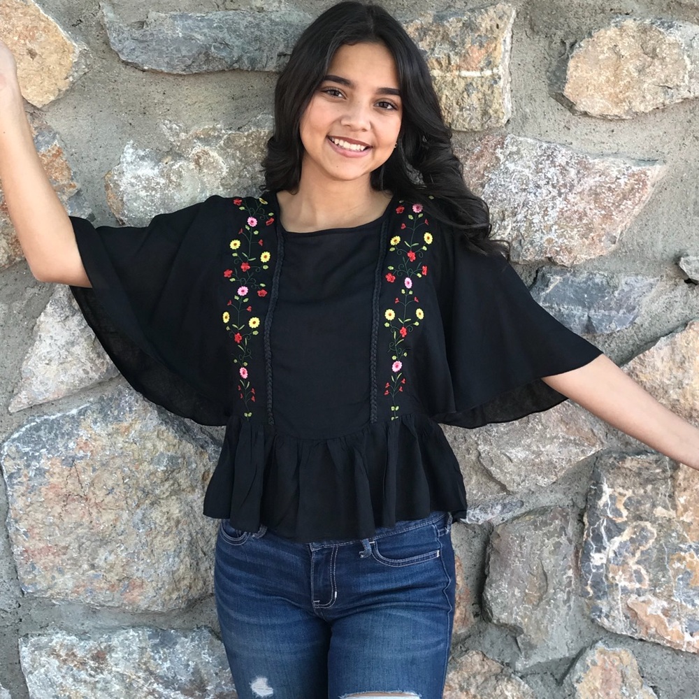 🛍Gorgeous Embroidered Boho Peasant Top🛍