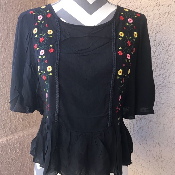 🛍Gorgeous Embroidered Boho Peasant Top🛍 - Picture 4 of 6