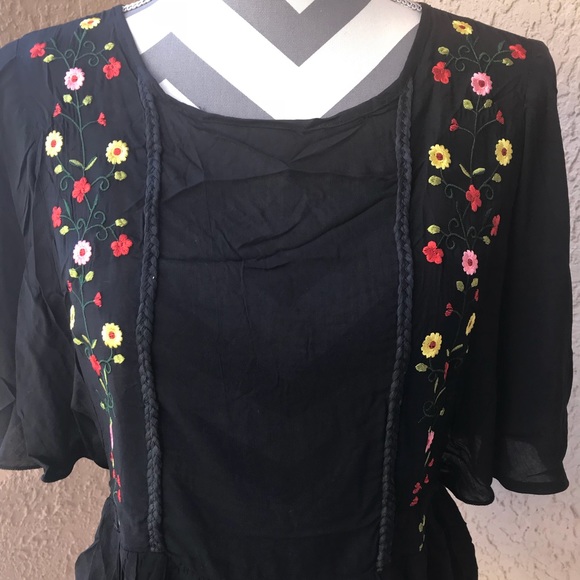 🛍Gorgeous Embroidered Boho Peasant Top🛍 - Picture 5 of 6
