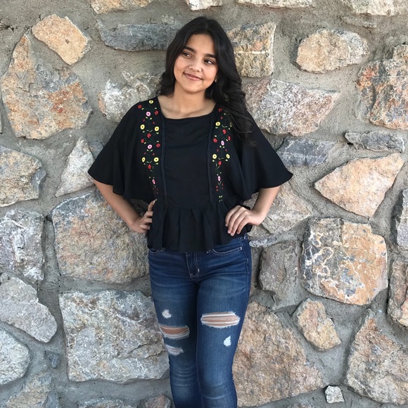 🛍Gorgeous Embroidered Boho Peasant Top🛍 - Picture 2 of 6