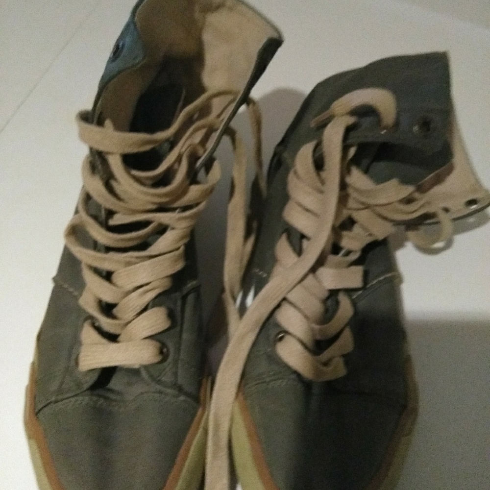 Levi's High Top Sneakers - 8