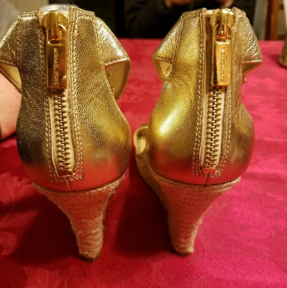Michael Kors Gold Wedge sandal - Picture 5 of 5