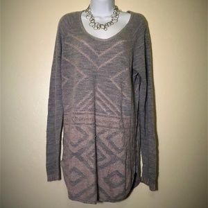 🎅🏽SALE🎅🏽 Grey Sweater w/ Pink Design