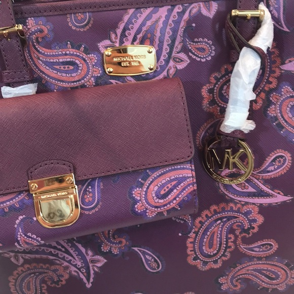 Michael Kors Carryall Tote - Picture 2 of 7