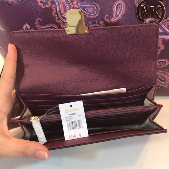 Michael Kors Carryall Tote - Picture 3 of 7