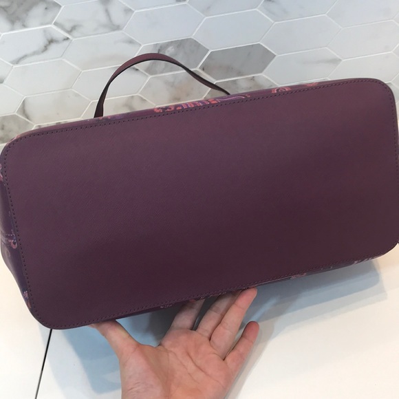 Michael Kors Carryall Tote - Picture 5 of 7