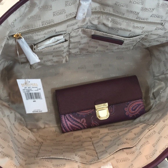 Michael Kors Carryall Tote - Picture 6 of 7